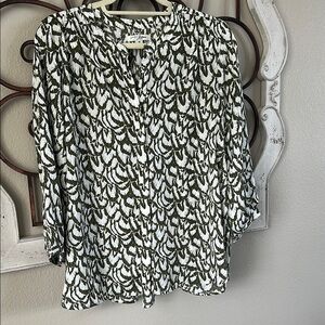 Women's Green and White Patterned Top never worn